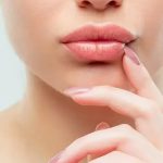 ترمیم و قرینه سازی صورت و لب های اسیب دیده از تخلیه های ژل غیر اصولی