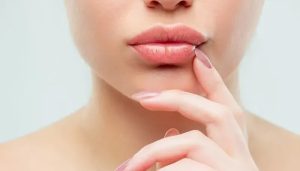 ترمیم و قرینه سازی صورت و لب های اسیب دیده از تخلیه های ژل غیر اصولی