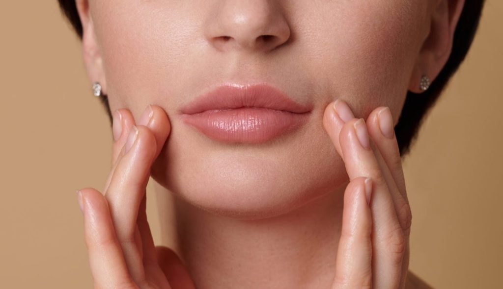 ترمیم و قرینه سازی صورت و لب های اسیب دیده از تخلیه های ژل غیر اصولی